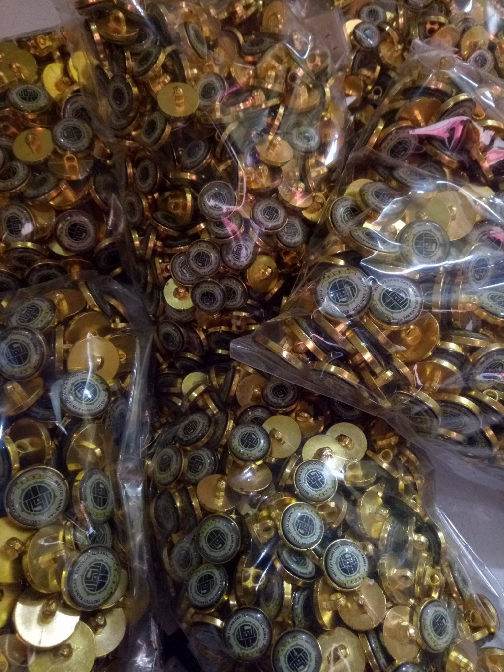 Kancing Jas Almamater Institut Sains Dan Teknologi AL-KAMAL