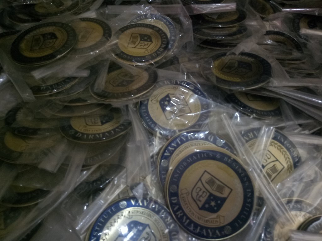 Medali Wisuda Darmajaya Bandar Lampung