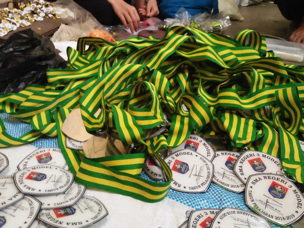 Medali Kelulusan Sma Negeri 3  Model