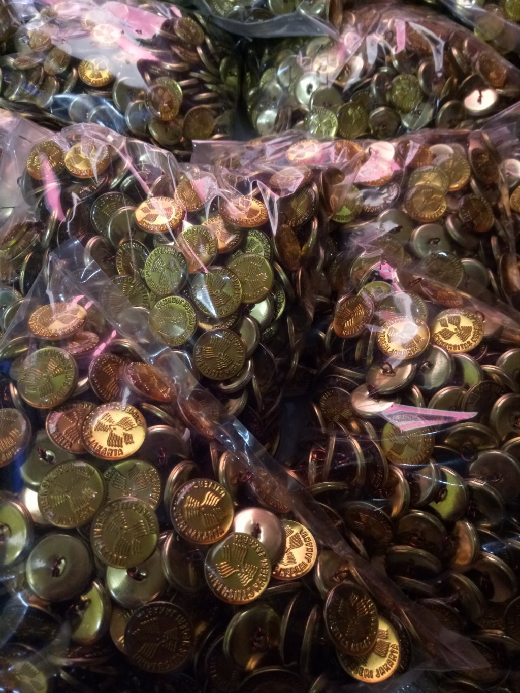 Kancing Jaket Almamater Universitas Negeri Jakarta