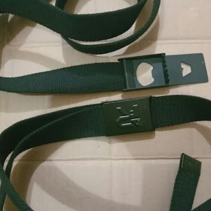 Gesper, sabuk, atau ikat pinggang ini berbahan plat dengan ketebalan 1 mm di warna hitam 