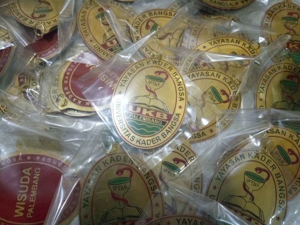 medali wisuda ukb